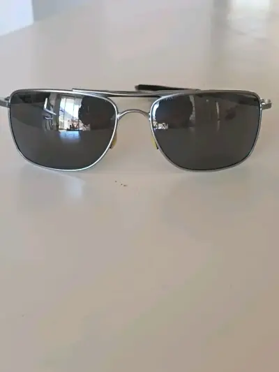 Vendo Lentes de sol metálicos Oakley Gauge 8 - miniatura 3