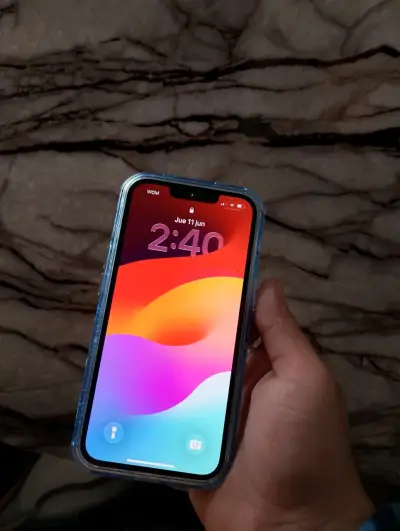 iPhone 13 con carcasa azul - miniatura 1