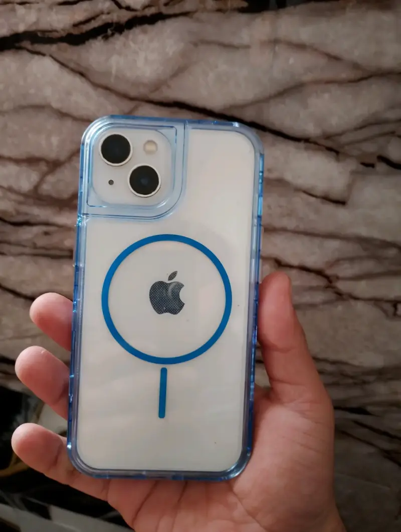 iPhone 13 con carcasa azul - 2