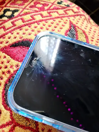 iPhone 13 con carcasa azul - miniatura 3