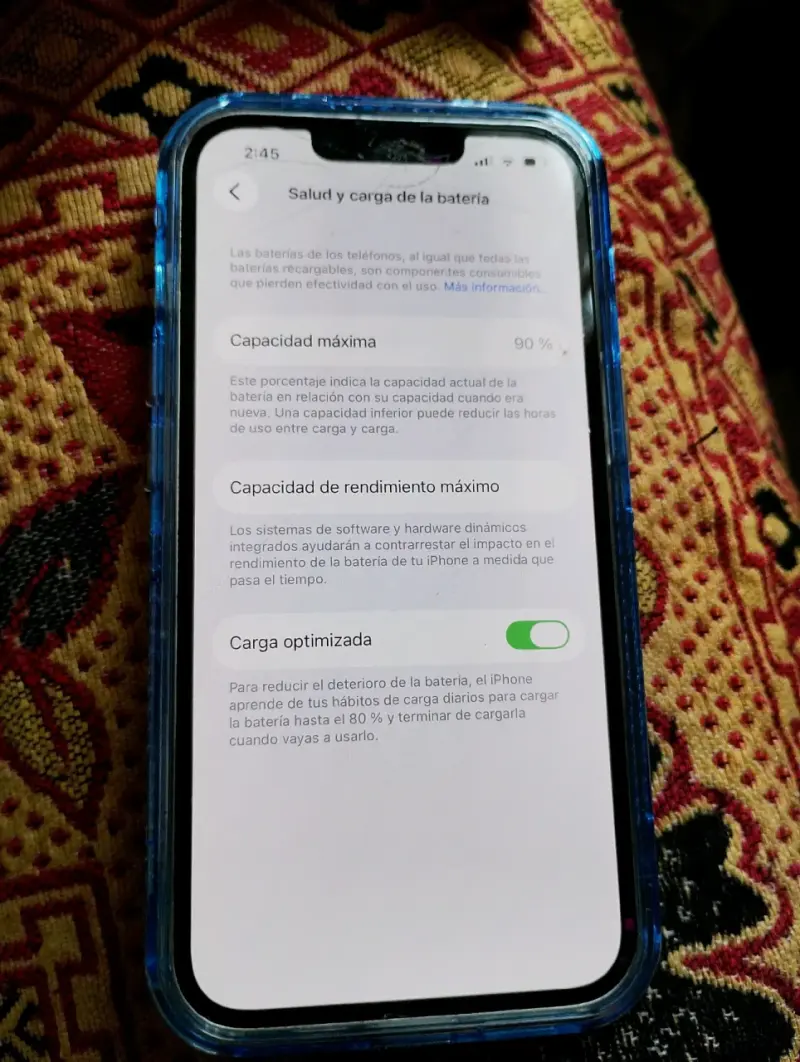 iPhone 13 con carcasa azul - 4