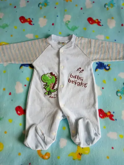 Pijama de bebé con dinosaurio - miniatura 1