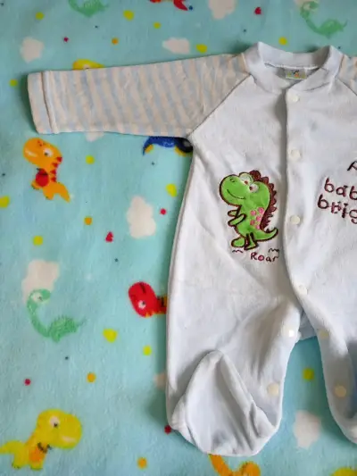Pijama de bebé con dinosaurio - miniatura 2