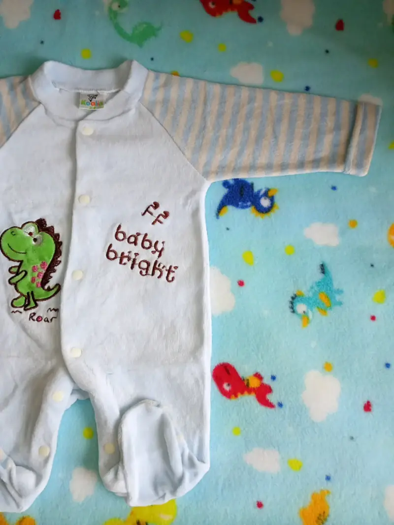 Pijama de bebé con dinosaurio - 3