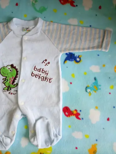 Pijama de bebé con dinosaurio - miniatura 3