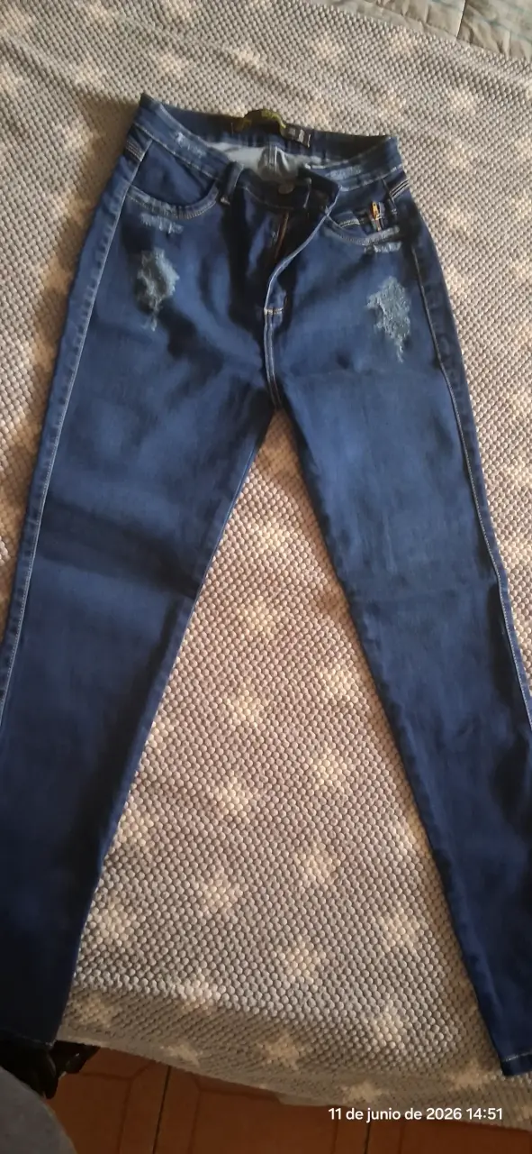 Jeans azul con roturas - 1