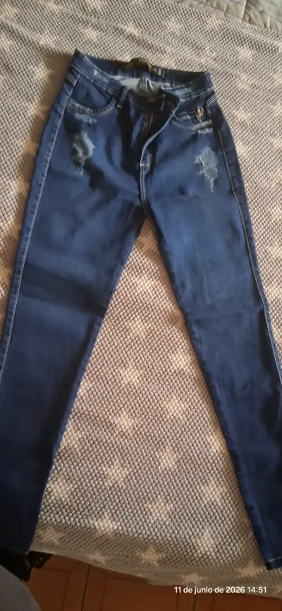 Jeans azul con roturas - miniatura 1