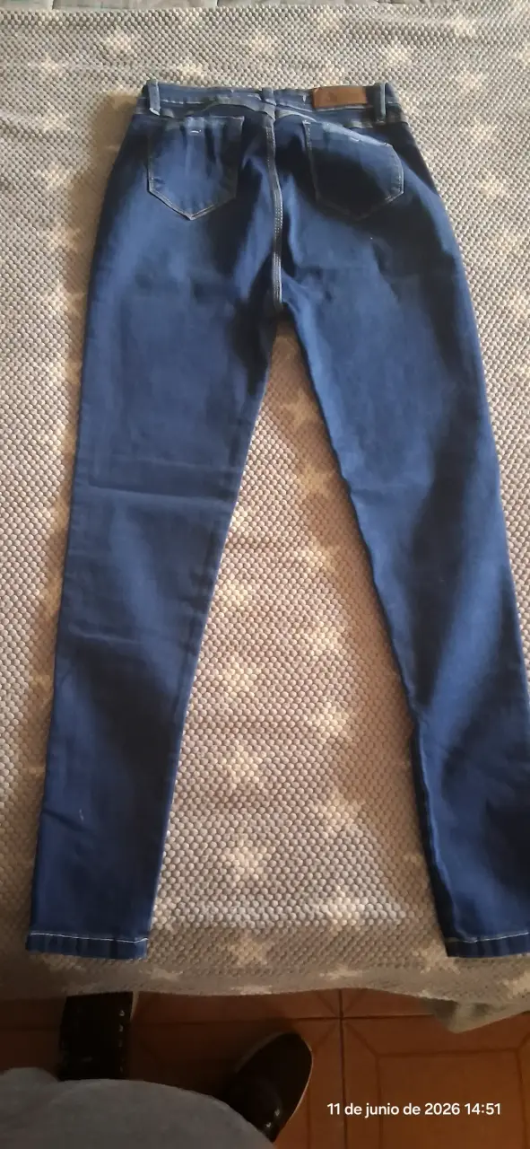 Jeans azul con roturas - 2