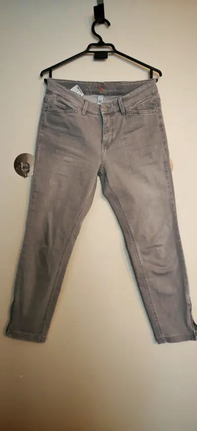 Jeans grises ajustados - miniatura 1