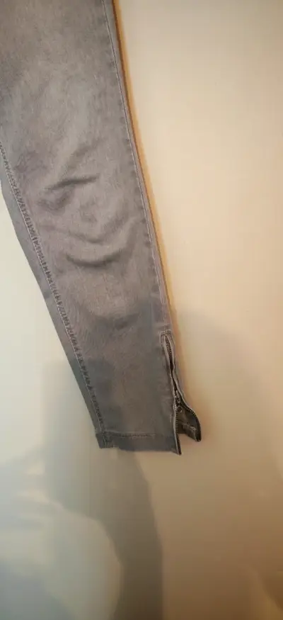 Jeans grises ajustados - miniatura 3