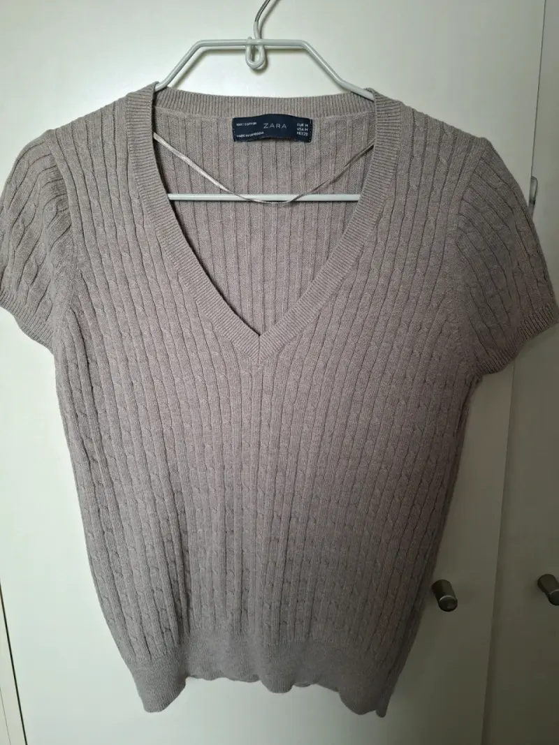 Suéter beige Zara con escote V
