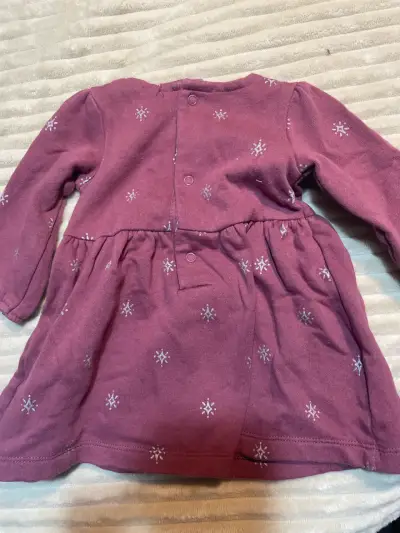 Vestido morado para bebé - miniatura 2