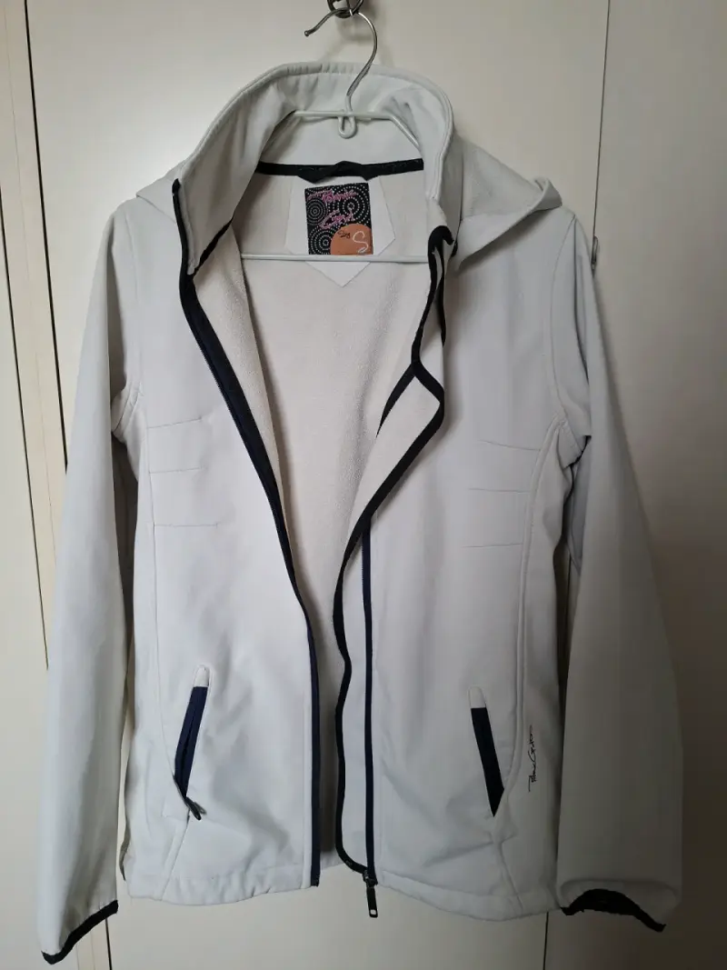 Chaqueta softshell blanca con capucha