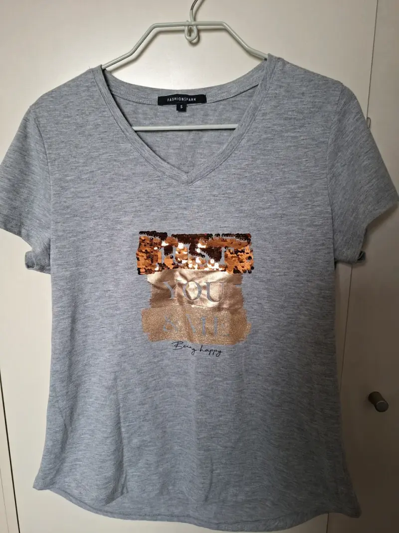 Polera gris con lentejuelas