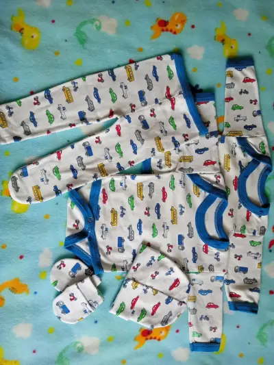 Conjunto de ropa para bebé - miniatura 1