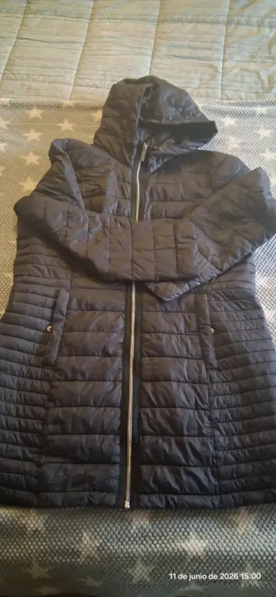 Chaqueta acolchada negra con capucha - miniatura 1