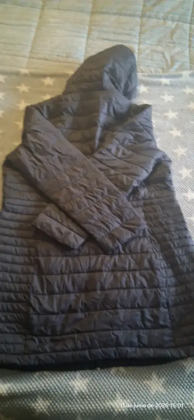 Chaqueta acolchada negra con capucha - miniatura 2