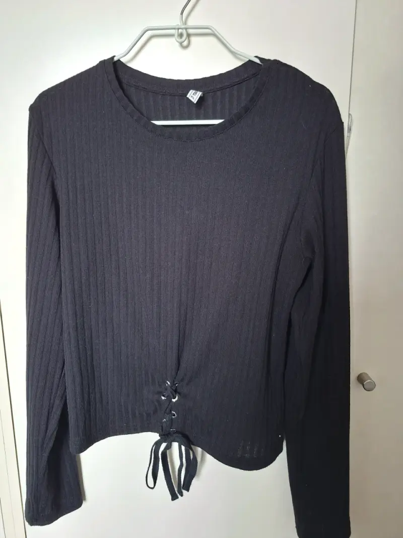 Polera negra con amarre