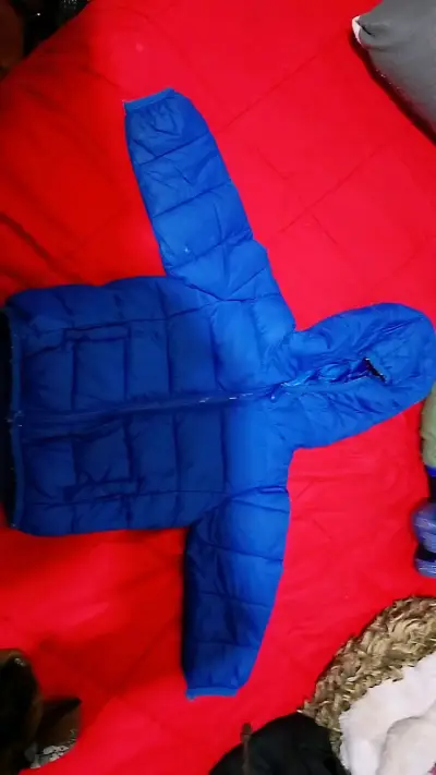 Chaqueta azul acolchada para niño - miniatura 2