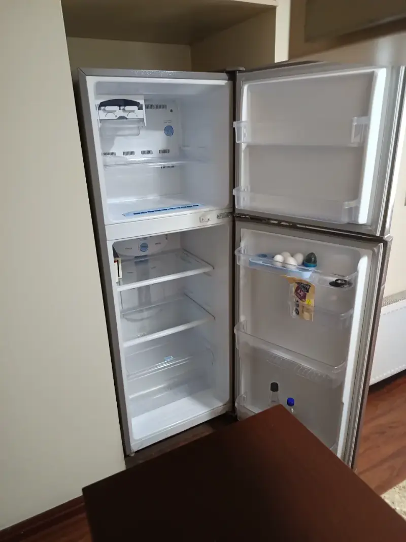 Refrigerador con freezer integrado - 1