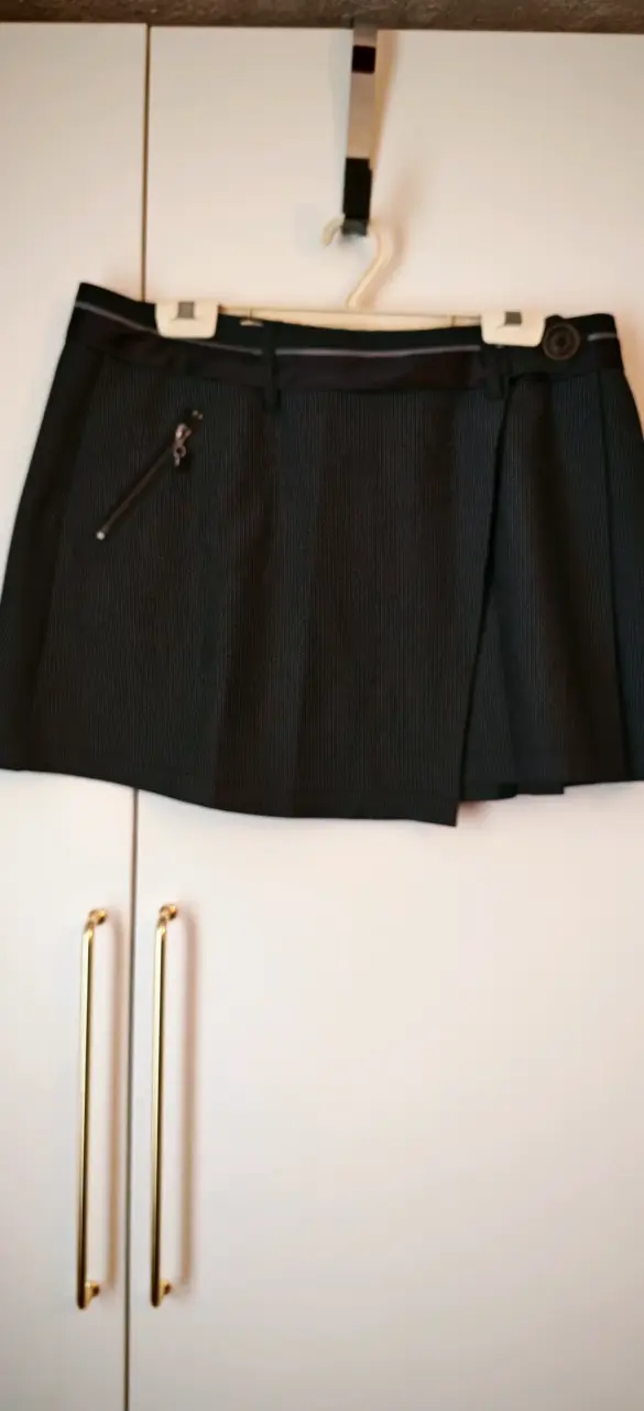 Falda corta negra con cremallera