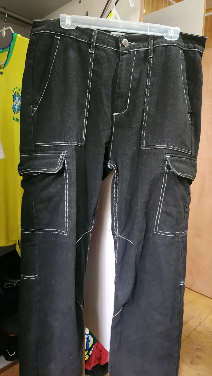 Pantalón cargo negro holgado - 1