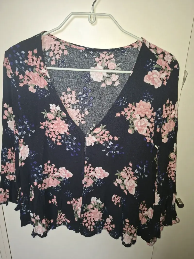 Blusa floral negra y rosa