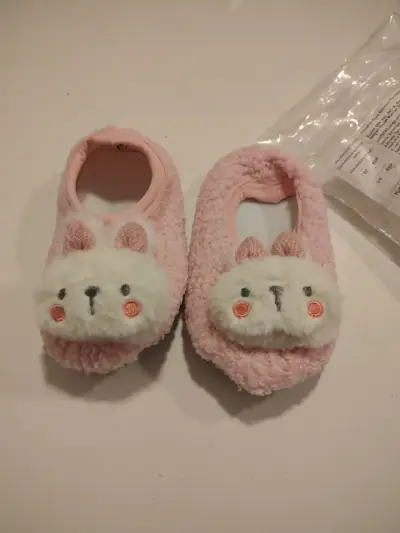 Pantuflas rosadas de conejo para bebé - miniatura 1