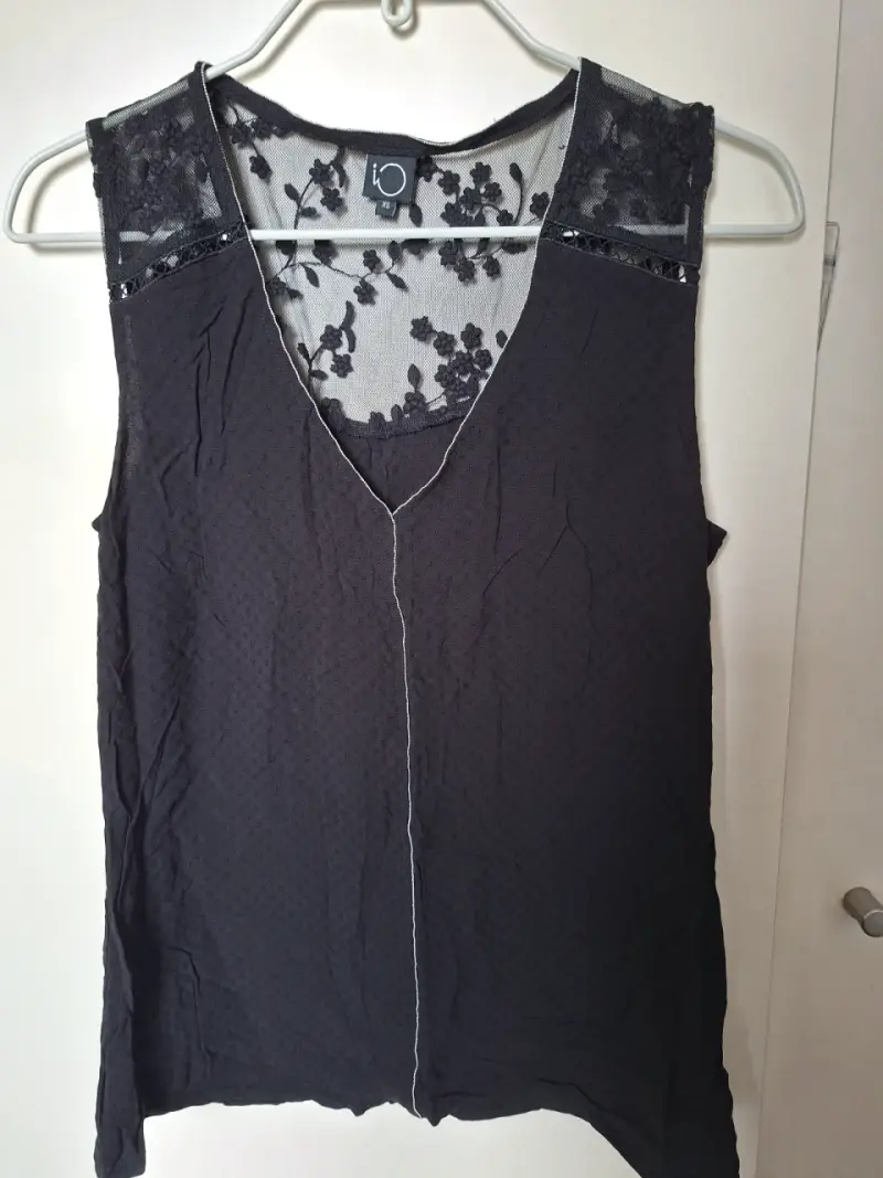 Blusa negra con encaje floral IO