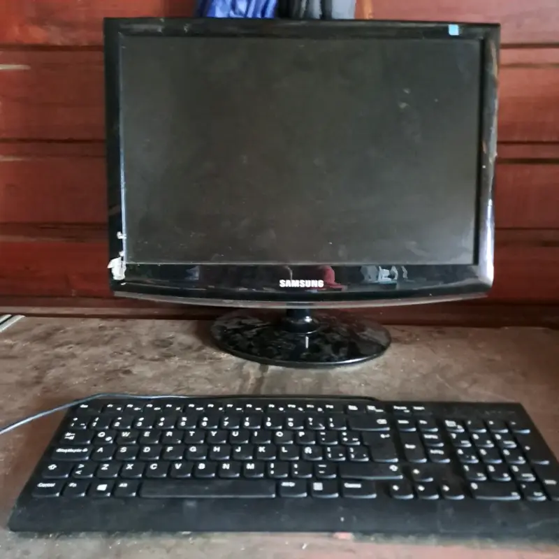 Monitor Samsung con teclado