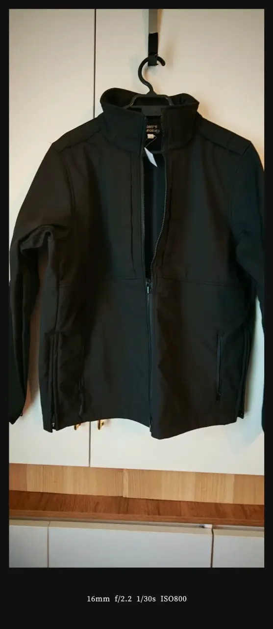 Chaqueta negra deportiva - 1