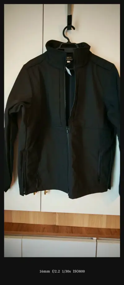 Chaqueta negra deportiva - miniatura 1