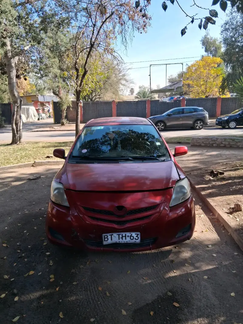 Auto compacto rojo en buen estado - 1