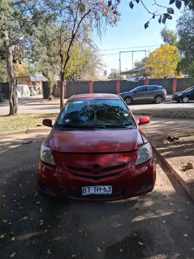 Auto compacto rojo en buen estado - miniatura 1