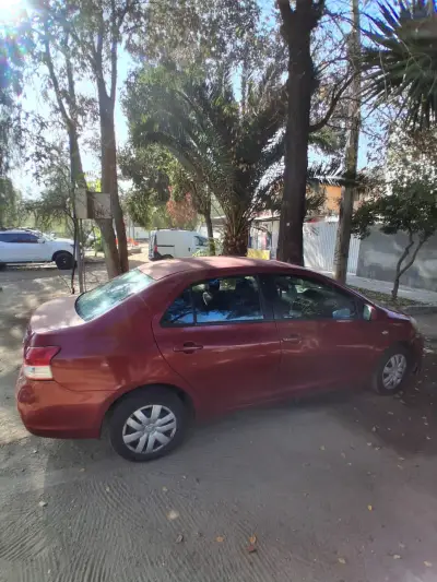 Auto compacto rojo en buen estado - miniatura 2