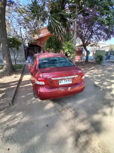 Auto compacto rojo en buen estado - miniatura 3