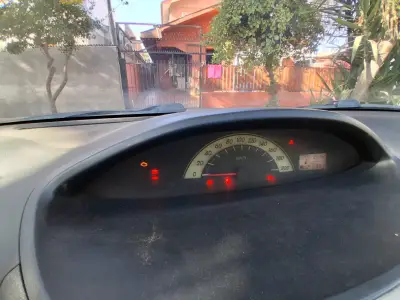 Auto compacto rojo en buen estado - miniatura 4