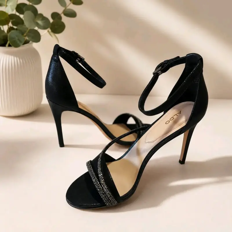 Tacones negros con tiras brillantes