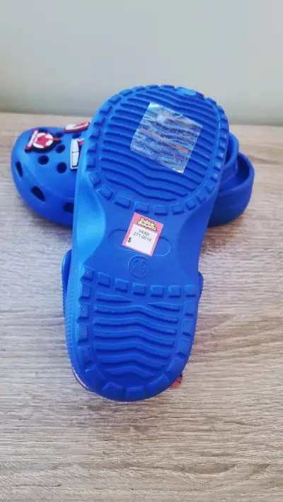 Zapatos azules con diseño infantil - miniatura 2