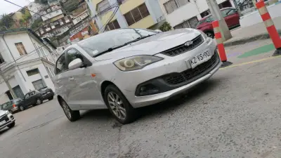 Auto compacto plateado en buen estado - miniatura 1