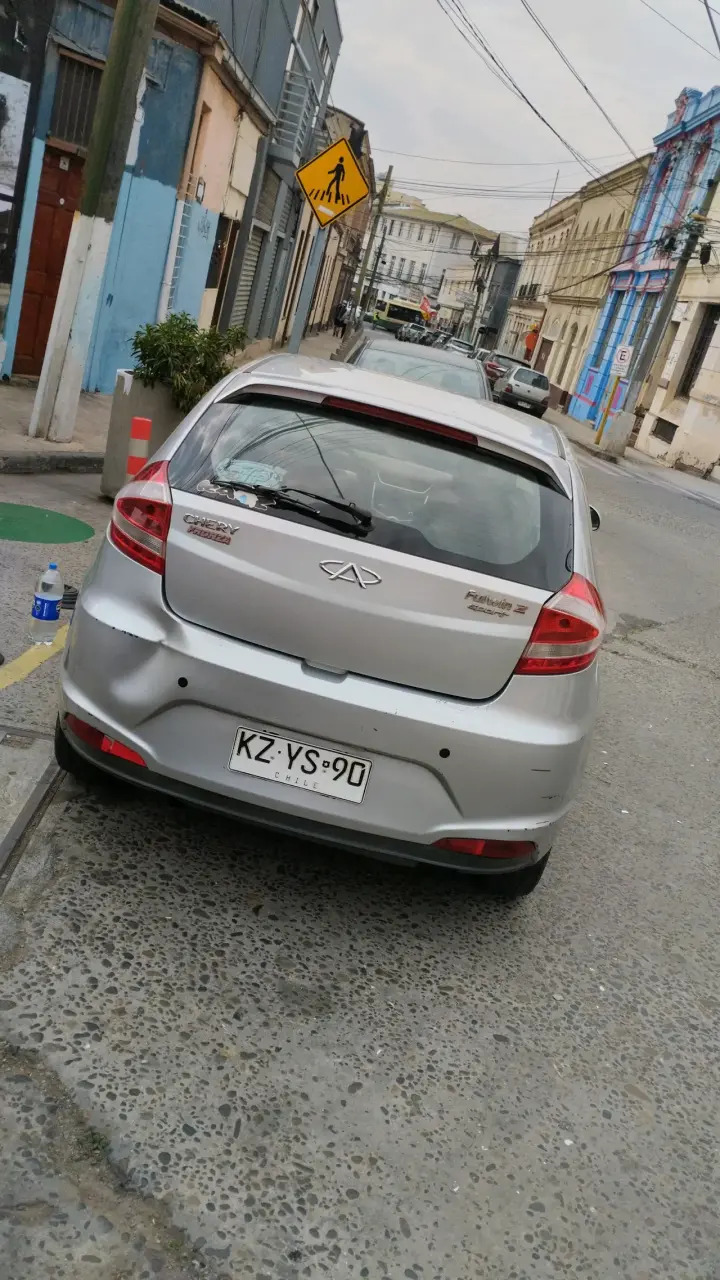 Auto compacto plateado en buen estado - 3