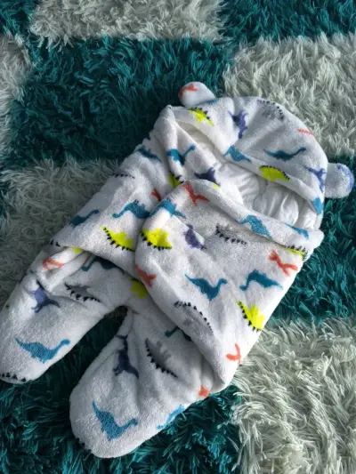 Saco de dormir de bebé con dinosaurios - miniatura 1
