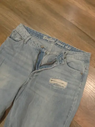 Jeans celestes rasgados - miniatura 2