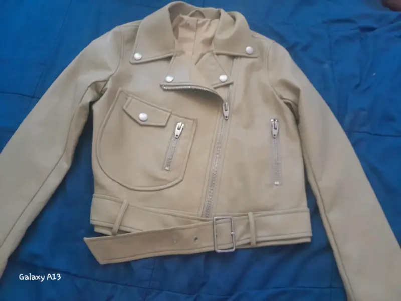 Chaqueta beige con cierres