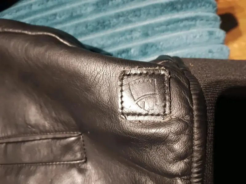 Chaqueta de cuero con capucha - 2