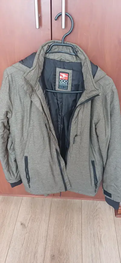 Chaqueta verde con capucha - miniatura 1