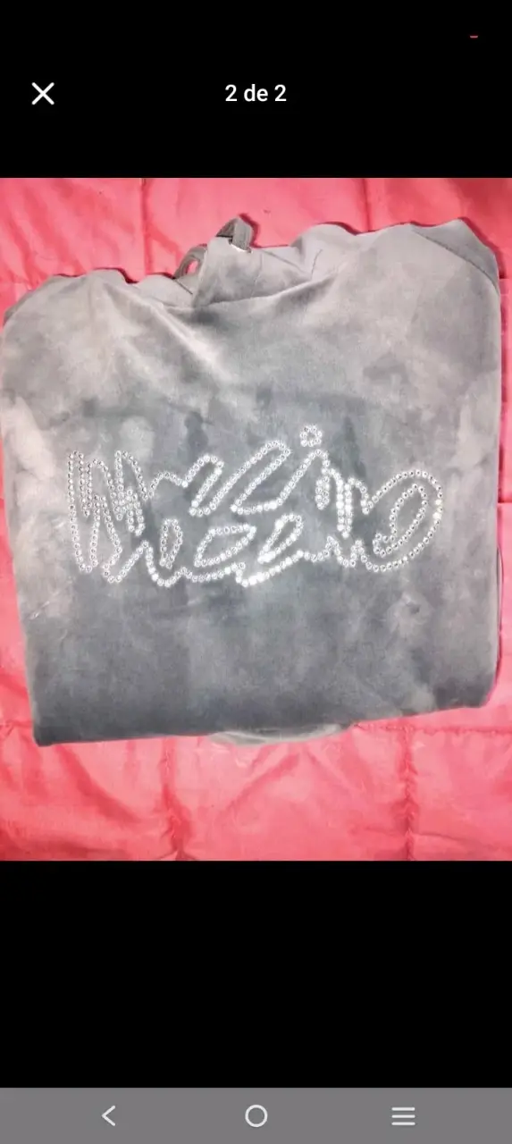 Polera gris con diseño - 1