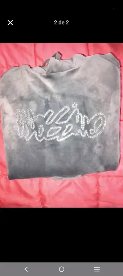 Polera gris con diseño - miniatura 1