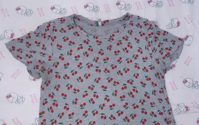 Polera gris estampado cerezas - miniatura 1