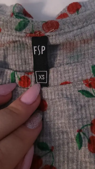 Polera gris estampado cerezas - miniatura 2